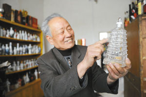 王师傅收藏的大雁塔造型的酒瓶