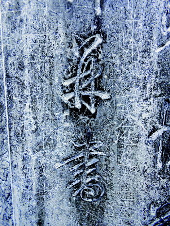 千佛山公园兴国禅寺西门外乾隆御笔石碑上的划痕密密麻麻。