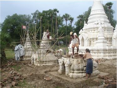 缅甸的村民在修建佛塔