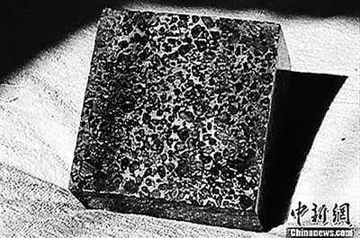 童先平发现并保存的橄榄陨石是目前国内最大的橄榄陨。橄榄陨石被称为宝石级陨石，每克的交易价为300美元。其数量稀少只占到陨石中的五分之一。 （中 新）