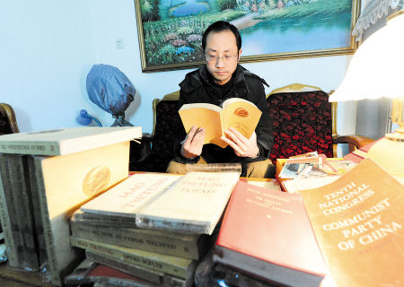 曾建忠通过阅读英文版《毛泽东选集》来提高自己的英语水平。 刘炬 摄