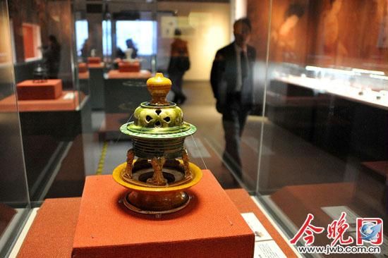 观众在天津博物馆观看《天香飘渺——沉香及中国古代香器特展》。渤海早报记者 王晓明 摄