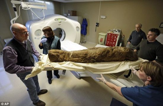 美国弗吉尼亚州的一家博物馆联合一家医疗成像中心在1日完成对一具埃及木乃伊的CT扫描