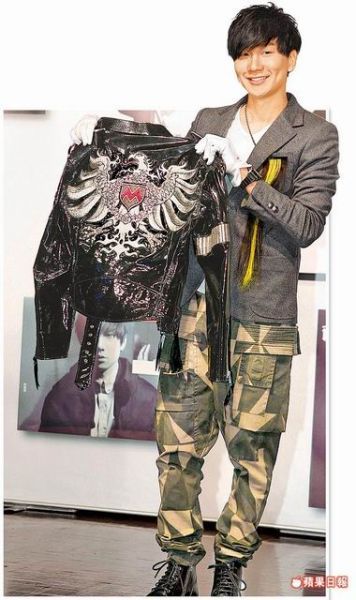 林俊杰昨天（1月21日）秀出迈克尔杰克逊的黑皮衣