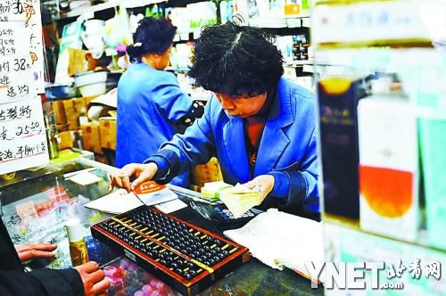 大方百货最年轻的售货员也已经40多岁 摄影 本报记者　袁艺