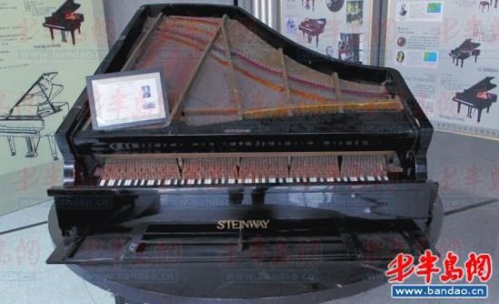 最本土钢琴这架钢琴是青岛第一架钢琴，1863年跟随著名传教士狄考文来到岛城。