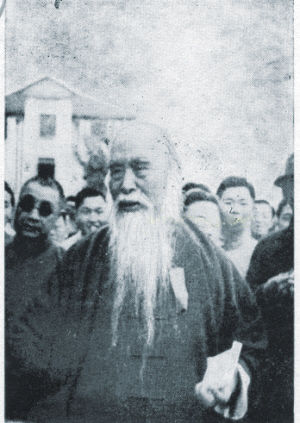 1947年于右任在上海出席复旦校友节