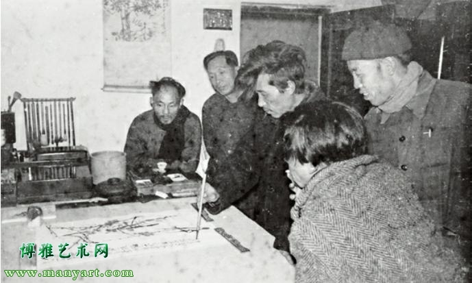 1961年石鲁与西安美术协会的画家们在画室