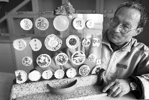 68岁的曹宏德老先生收集了许多古瓷片