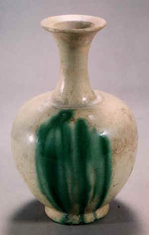 白釉绿彩长颈瓷瓶