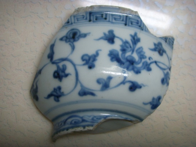 明弘治民窑青花西番莲纹碗，青花用料为国产的“土青”， 青花发色蓝中泛灰图二十