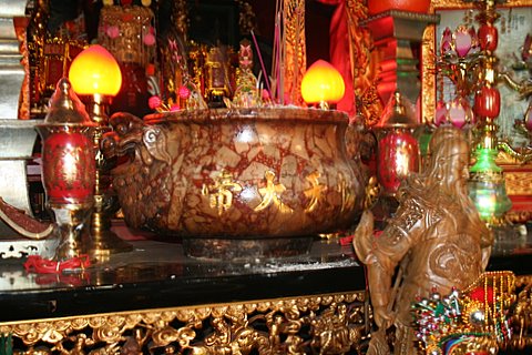 鸡血石香炉是东山关帝庙的镇庙之宝