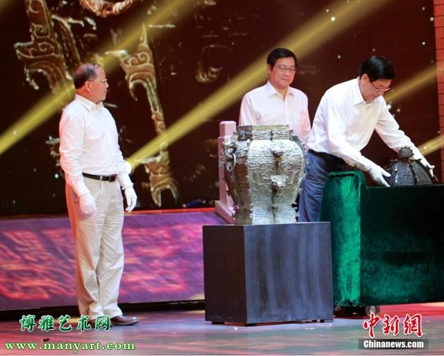 湖南省委书记徐守盛（中）、省长杜家毫（右）和中国文化部副部长、国家文物局局长励小捷共同为这件青铜重器“合体”。