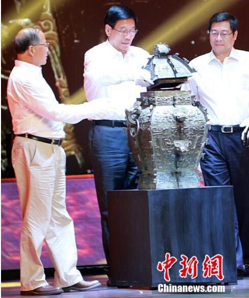湖南省委书记徐守盛（中）、省长杜家毫（右）和中国文化部副部长、国家文物局局长励小捷共同为这件青铜重器“合体”。