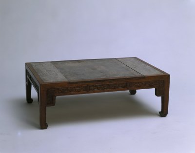 清楠木雕花框镶银刻比例表炕桌1