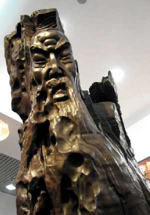 成都杜甫草堂博物馆前，由乌木雕成的屈原像