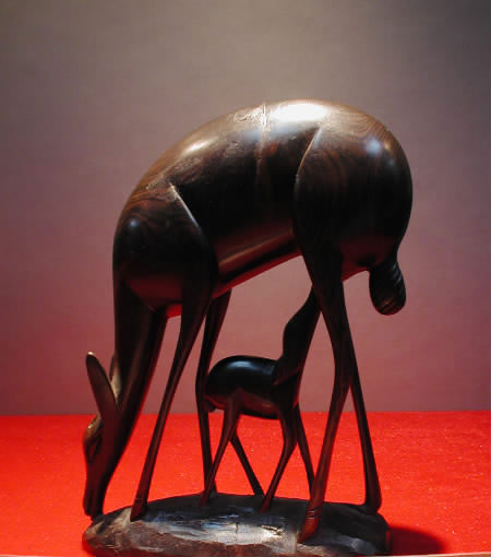 乌木雕子母羚马里国家元首特拉奥雷赠国务院副总理李先念的礼物