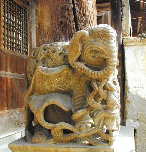 位于重庆黔江区黄溪镇的市级文物建筑张氏庭院石雕堪比故宫工艺