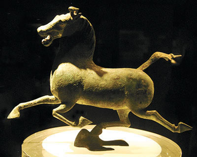 甘肃武威雷台墓青铜马，俗称“马踏飞燕”