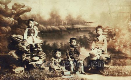 翁氏四兄弟自右至左：大哥开庆、三弟兴庆(万戈)、二哥传庆、四弟崇庆 (约1923)