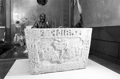 “活佛宫”石香炉。香炉后是肉身和尚塑像。