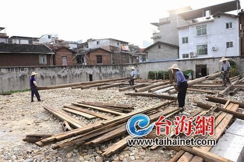 成龙捐赠古建组装图片</p>

<p>　　<strong>成龙捐赠“客家首府”徽派古建筑开始组装 </strong></p>

<img alt=多处传统古建遭异地迁建：有整体保护有水土不服 src='https://www.32196.com/scsc/UploadFiles_2298/201512/2015121615051013.jpg' />藏书阁主体组装已基本完成 图片</p>

<p>　　7月15日，中新网记者发现，成龙捐赠给长汀的徽派古建筑已开始组装，并作为长汀恢复重建的“卧龙书院”项目一部分。</p>

<p>　　长汀为八闽客家首府，是客家文化的发源地，也是历经千年的唐宋古郡。自唐开元二十四年(公元736年)始设汀州，一直是历朝历代的州、郡、路、府的治所，留存下大量名胜古迹和人文景观。圭龙山、龙门、龙藏寨、卧龙山、龙华山、龙潭、龙首山等“龙”字号特色景观，遍布长汀各个角落。</p>

<p>　　长汀县国家历史文化名城管委会人士表示，当地在推进“一江两岸”、长汀古街区等项目建设的基础上，着手恢复建设“卧龙书院”项目，把成龙捐赠长汀的古建筑打造成“龙学馆”，长汀将增添又一“龙”品牌景观。“卧龙书院”项目总投资3亿元人民币，占地1.28万平方米，现已完成迎宾楼主体工程、藏经楼基础建设。</p>

<p>　　目前，来自江西的工匠根据图纸和相应的材料编号正进行组装，工期还不好估算。</p>

<p>　　<strong>山西清代古戏台疑被移至番禺豪宅 遭白蚁侵蚀 </strong></p>

<img alt=多处传统古建遭异地迁建：有整体保护有水土不服 src='https://www.32196.com/scsc/UploadFiles_2298/201512/2015121615051063.jpg' />番禺豪宅内徽派、晋派建筑群 羊城晚报记者 郑迅 摄

<p>　　据新华社报道，2011年，山西晋中市榆次区庄子乡六台村将村内一个被登记为不可移动文物的清代戏台拆除，并以11.6万元卖到了广州番禺。日前，《羊城晚报》记者在番禺某高档小区内发现疑似其“真身”的建筑，伫立在一座晋派大宅门口，此外该小区内还藏有一套徽派大宅。</p>

<p>　　对比历史照片发现，这座由百年老木构筑而成的老戏台，与被倒卖的山西清代老戏台相似。守门保安称，这些徽派和晋派建筑都是老板从山西、安徽等地整套“搬过来”的，主要供小区业主参观以及作为会所之用。</p>

<p>　　几年前多家媒体曾对小区内的这两套古宅进行报道宣传。时任该古宅项目总顾问的姜伟曾介绍，这座晋派古宅是清朝晚期的古宅建筑，是以山西大宅的形制格局为样本作拼接，里面的构件来自山西不同地方，如戏台来自于山西省榆次县，过厅来自于山西省太谷县，主楼来自于山西省祁县等。从山西到广东，古宅经历了拆卸及再组装。</p>

<p>　　中华社会救助基金会拯救古建公益基金联合发起人唐大华早在两年前，就根据热心网友提供的两地清代戏台照片资料对比发现，戏台的枓栱结构、两边照壁的砖雕图案以及戏台内放置的木梁等完全相同，确实是同一座建筑。</p>

<p>　　2013年，晋中市文物局官方微博回复唐大华，确认该戏台为2009年时登记的不可移动文物，产权归六台村集体所有，2011年该村擅自将戏台拆除，榆次文物旅游局曾责成当地乡政府监督村委立即组织修复古戏台。但时隔两年，被拆戏台不仅没有修复，反而出现在外地。</p>

<p>　　目前这两座古宅在迁移到广州五年后“水土不服”，已被白蚁严重侵蚀，大门右侧的一处木梁后被白蚁侵蚀出一个巴掌大小的坑洼小洞，徽派建筑门楼牌坊两侧甚至被凿开了两个大洞守门。保安表示，接下来两栋大宅将被拆除后重建。</p>

<p>　　国家文物法明确规定不可移动文物不能随便迁移，不少文保爱护者呼吁文物部门应尽快查明，让古戏台早日回家。</p>

<p>　　<strong>婺源1800平米清代徽式古民居搬至广西 </strong></p>

<img alt=多处传统古建遭异地迁建：有整体保护有水土不服 src='https://www.32196.com/scsc/UploadFiles_2298/201512/2015121615051086.jpg' />婺源清代徽式古民居搬至广西 骆南华摄 图片</p>

<p>　　这座古民居距今已有250年历史。从图纸上看，原本是五进两层木质结构，有厢房48间。12年前，它被古玩收藏者王宽买下后即被拆除，所有构建封存打包转移到广东，收藏在仓库里。2010年，广西大容山森林公园投资人买下了这座大宅。</p>

<p>　　被拆除的大宅累计有木块2000余件、砖块12万件、瓦片16万件，这些构建全部精心打包后，从去年中秋节开始，就从广东陆续运到广西。</p>

<p>　　古宅复原前还进行了构件维修。因历史久远，很多原始的木构件油漆掉落、木质部分损坏，经过两年多的维修，所有木构件重现辉煌的气势。而瓦片和墙体比较脆弱。经风雨侵蚀，瓦片一碰就碎，已不能收藏。这次复原的瓦片，是从江西定制的古式瓦片。原墙体由两层比较薄的青砖相夹、中间夯土，也已无法再次使用。这次复原的青砖，是从江西各地收购的同类型古青砖。</p>

<p>　　古宅能够复原的重要原因，是它的木质结构还得以全面保留。但其木构件的完好率仅约60%，140多根顶梁柱有1/3左右要更换。王宽从内蒙古购买了数十根同等规格的木材，再按照原有木刻进行复原。卯榫结构则保证了古宅复原后与原规格一致。因为各个木构件之间都是通过在原木上开凿榫眼对接，差几毫米都不会吻合。</p>

<p>　　王宽称，在10多年前，不管是政府部门还是民间，都不够注重保护古民居。他前后拆解的10套古民居，当时都未列入文物的保护范围。政府不出钱，古民居又往往因当地继承人众多，反而无人愿意维护。如果将它们原地保护，作为收藏爱好者光出钱也“不现实”。在当时的环境下，他认为只有拆除收藏，才能保护。</p>

<p>　　<strong>福建古雷50多座庙宇迁建民俗园 留住“乡愁” </strong></p>

<img alt=多处传统古建遭异地迁建：有整体保护有水土不服 src='https://www.32196.com/scsc/UploadFiles_2298/201512/2015121615051011.jpg' />福建古雷庙宇的主体部分已完工，开始装修。　陈国财 摄

<p>　　福建南部的古雷半岛，近期正在进行大陆唯一的两岸石化基地建设。为了保留古雷当地传统文化和民俗习惯，古雷新港城正规划建设民俗文化园，全镇13个行政村50多座庙宇将搬迁至民俗文化园。</p>

<p>　　古雷新港城社区筹备领导小组组长翁永金在接受中新网记者采访时表示，古雷民俗文化氛围浓厚，民间庙宇、祠堂较多，为了充分尊重古雷搬迁群众的民间信仰朝拜习惯，古雷规划建设民俗文化园将古雷的庙宇统一集中管理，让都市化的新港城也能留得住乡愁。</p>

<p>　　据翁永金介绍，民俗文化园规划用地120亩，将按照“以庙建庙”的原则进行规划建设。为了遵从村民的意愿，庙宇建设面积是根据原先古庙宇的大小、每个村的人口数量进行合理规划，同时13个行政村均成立庙宇建设理事会，由理事会统筹规划、资金管理、庙宇设计、工程监工等工作。</p>

<p>　　据了解，古雷镇13个行政村共建有一定规模的宫庙约50多座，主要信奉道教、佛教及民间神祇等。除了杏仔村的开漳圣王庙，半湖、坡内、杏仔三个行政村和赤山脚、寮仔、下寮三个自然村搬迁来的庙宇也已经陆续开工建设。</p>

<p>　　一位已搬迁至新港城的村民表示，民俗文化园离新港城差不多一公里的距离，庙宇搬迁以后就非常方便，不用跑二十几公里的路程到村子里面去朝拜，遇到传统节日村民也能继续参加民俗活动。</p>

<p>　　据悉，截至今年6月，古雷新港城已有三个行政村的庙宇主体部分完工，总工程预计2016年年底竣工。</p>

<p>　　<strong>无锡400余年历史古建异地保护</strong></p>

<p>　　无锡横山草堂由明代知名文学家萧涵修建，中间曾数次迁址，至今已有400余年的历史传承，其最后一次迁址重建于滨湖区雪浪街道葛埭社区烧香浜岸边。1999年，横山草堂被列入锡山区文物保护单位，2003年，被认定为无锡市级文物保护单位。</p>

<p>　　中新网曾报道，由于无锡万达文化旅游城的建设，横山草堂所在区域处于拆迁范围，因此横山草堂也是动员搬迁的对象。对此，无锡市滨湖区政府在2013年年底委托苏州一家古建园林公司对横山草堂进行了详细的勘察测绘，编制了迁移保护方案。经过多方论证考察，当地政府准备将横山草堂迁建至雪浪山公园入口处进行异地保护。</p>

<p>　　去年11月，横山草堂在即将迁建之时被不法分子偷拆，后犯罪嫌疑人被无锡警方刑事拘留，所涉文物的主要部构件及相关材料被追回，并得到妥善保管。</p>

<p>　　<strong>专家：古建遭异地迁建失去本身蕴含文化 价值打折扣</strong></p>

<p>　　一直以来，古建筑、民居的异地迁建，都是一个受到争议的话题。不少人提出，这到底是一种保护，还是在破坏？</p>

<p>　　据《光明日报》报道，虽然各地针对老宅动迁有保护条例出台，但一些古民居仍难改被“外迁”的命运，主要原因是有限的地方财政，无法支撑古建筑保护的巨额维护费用。同时，古民居大部分产权仍属私人所有，一些商人、民间收藏者利用当年相关保护制度和管理机制不健全的空当，向当地居民收购私人产权的古民居，大量古民居因此而流失外迁。</p>

<p>　　“古建筑的异地复建，尽管比让古建筑在原地毁坏好一些，但也仅是权宜之计，不宜提倡更不能鼓励。”中国艺术人类学学会副会长、广西民族文化保护与传承研究中心副主任廖明君认为，古建筑是一个民族文化遗产的重要载体，承载着民族的历史、建造技艺和文化记忆，是古老的民族智慧的艺术结晶。不宜过多强调因原地保护条件缺乏而提倡古建筑异地复建，而应站在民族文化遗产保护的高度，提高全社会文化遗产保护意识，从留住民族之根的重要性来重视古建筑的保护传承。</p>

<p>　　广西民族大学民族学与社会学学院教授、历史学博士郑维宽认为，古建筑的物化形态可以复原、重建，但是离开了建筑原先的地理环境和文化土壤，再怎么“原汁原味”地复原，也失去了它本身蕴含的文化，就难以理解地理环境对民居建筑的作用机制，其历史文化价值也就大打折扣。“国家应出台措施，对包括徽式古民居在内的中国传统古建筑进行地域性保护，而不是仅限于保护其中的个别建筑。”郑维宽说。</p>

<p>&nbsp;</p>

<p>&nbsp;</p>

<p>&nbsp;</p>

<p>&nbsp;</p>
<!-- publish_helper_end -->
                 

					<div class=