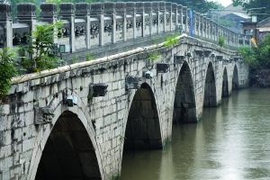 七桥瓮古桥表面上是一座青石古桥，但内芯是夯土　现代快报记者顾炜摄