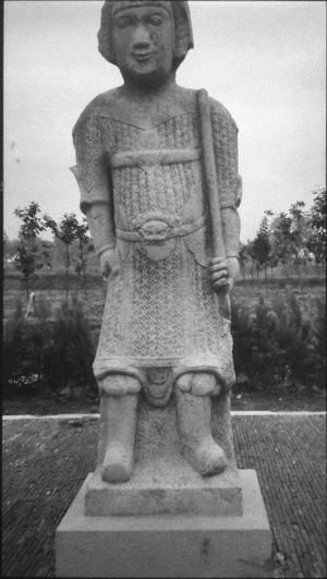 被盗的武将石像。