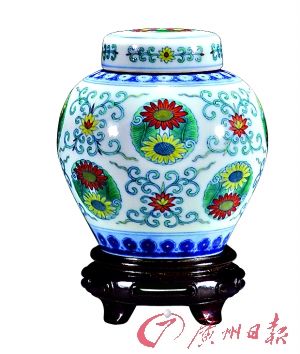 　　清乾隆 斗彩团菊纹盖罐。