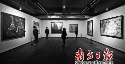 深圳大芬油画村成了国内外知名的文化品牌。图为市民参观大芬美术馆。 朱洪波 摄