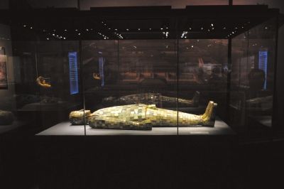 图为河北博物院藏东汉金缕玉衣。