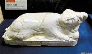 河北省曲阳县定窑遗址文保所藏宋代定窑卧女枕。