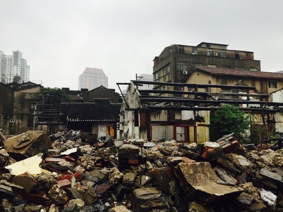 有100余年历史的陆氏民宅如今被大片损毁，部分空留木梁结构。