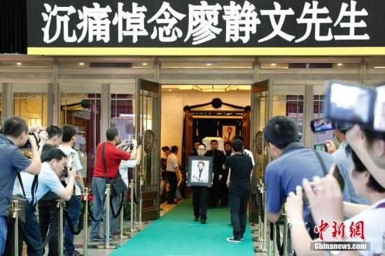 6月20日，徐悲鸿夫人廖静文的追悼会在八宝山殡仪馆举行，众多亲友及民众前来悼念。廖静文于6月16日19时08分在北京逝世，享年92岁。中新社发 韩海丹 摄