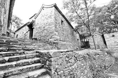 石阶、古楼、青瓦，小巷绿树人家，太行川寨王硇，处处风景如画。本报记者 李韵摄