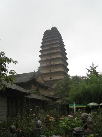 小雁塔自去年7月起至12月，参观人数达到606000人次，比上年同期增长34%。