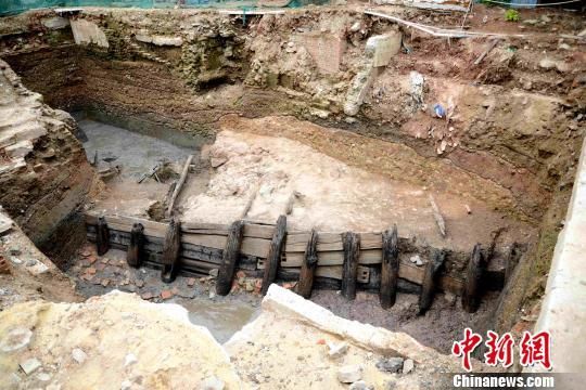 南汉宋代木构河堤 广州市文物考古研究院 摄