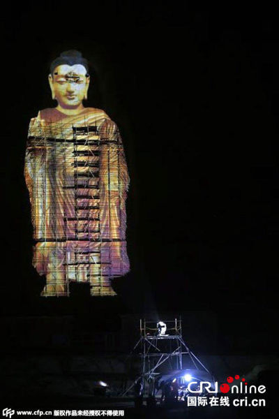 当地时间2015年6月7日，阿富汗巴米扬，通过投影还原的来自中国的大佛。图片来源:KAMRAN SHAFAYEE/CFP 