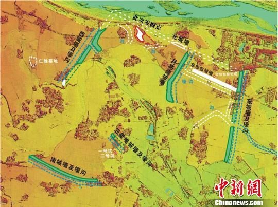 三星堆“北城墙”位置&想象复原图。 钟欣 摄