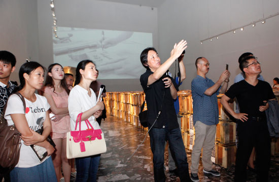 艺术家应天齐为媒体导览