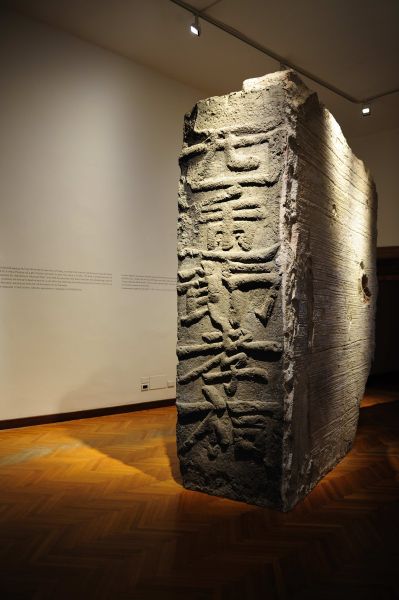 《砖魂》， 应天齐， 芜湖古砖粉末、钢架、玻璃钢，310cm x 96cm x 322cm， 2012
