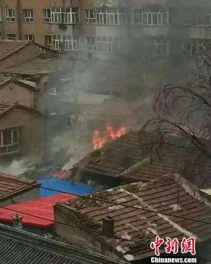 图为堡子里起火情况　网上截图　摄