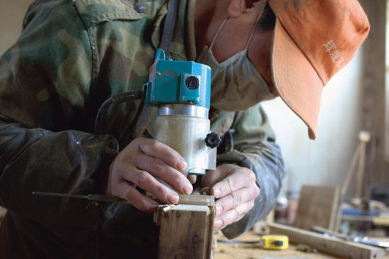 现代化的生产工具代替了传统的手工作业，在大大提高生产力的同时，不可避免地损害了传统艺术。以前工人用刨子刨平，砂纸打磨，现在都是采用电动工具。