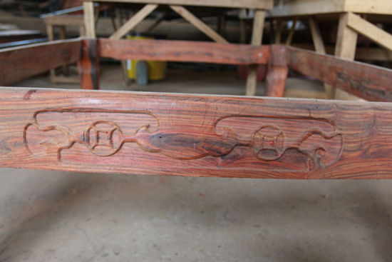 雕刻是红木家具重要的一个部分，或如明式典雅，或如清式繁复，各种纹饰都有一定的寓意。但现在的厂商在雕刻的纹饰图案方面显得随心所欲。