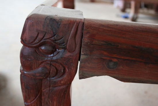 红木木材致密，渗水性差，外层先干燥收缩，但内层很难干燥，易造成很大的湿度梯度和内应力，造成木材变形、开裂。