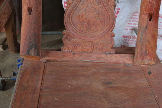 榫卯结构使红木家具屹立百年。但是现在有些家具厂商为节省时间，不做榫卯，而是在两个部件的接合位置简单挖两个洞，中间用一根小木片加以连接。