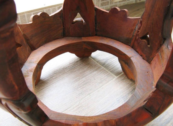 好的木材必须配以好的工匠，构件的粗细长短，弧度的弯转疾缓，线脚的凹凸锐钝，都要合乎规范，精确计算，才能体现红木艺术之美。