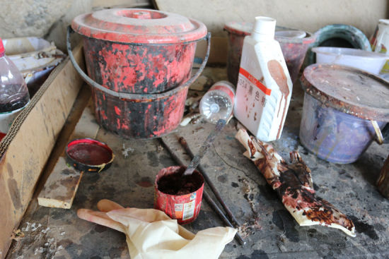 传统红木家具制作用的都是纯天然的材料，如蜂蜡等等。但是现代的家具加工中，用到了很多含化学成分的材料，如胶水，漆等等。这些成分不仅影响家具的艺术美观，而且对人体也会造成伤害。