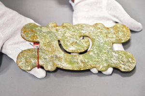 警方展示追回的珍贵文物