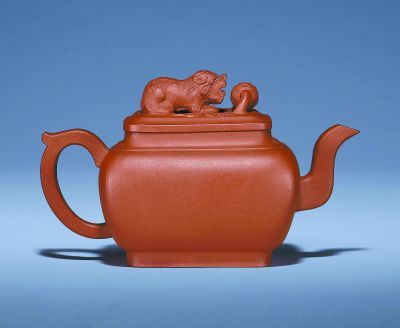 清 康熙 宜兴朱泥瑞狮滚球长方壶。